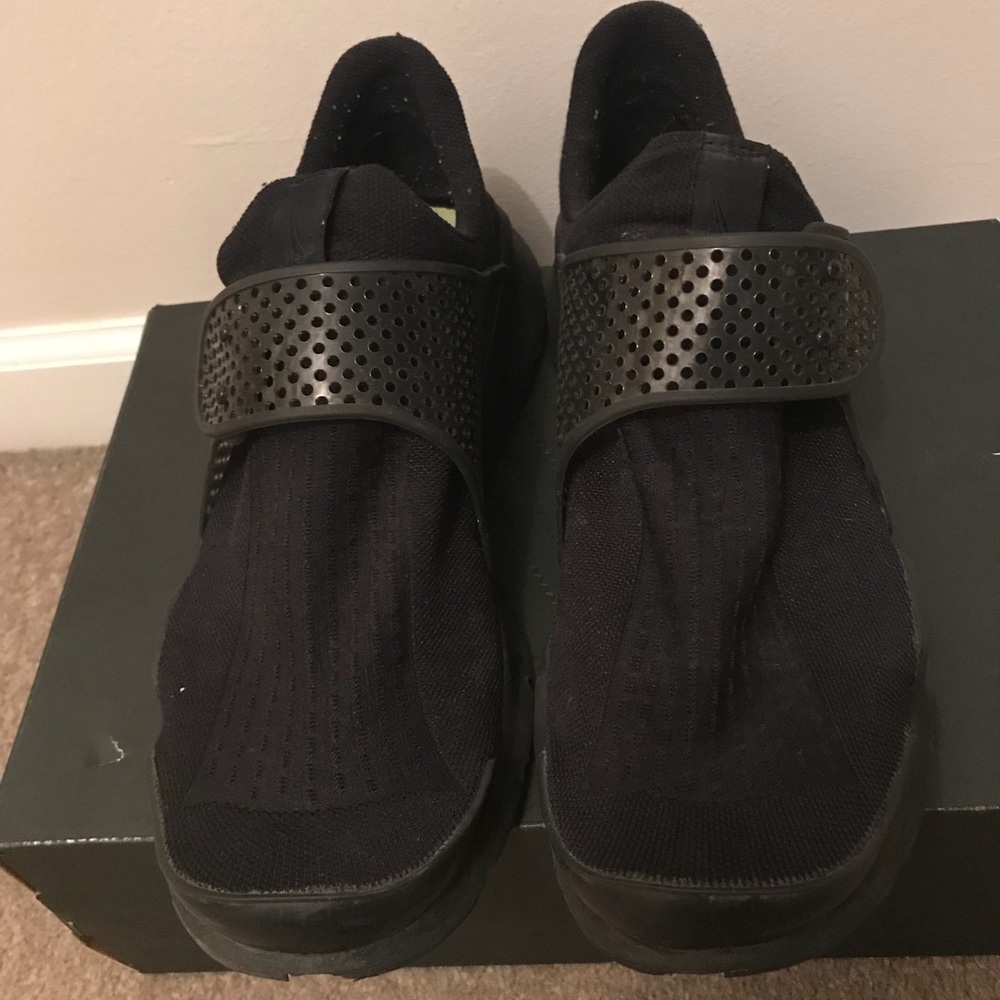 Men’s black nike sock darts